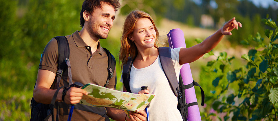 Una coppia con una cartina in cerca del percorso giusto tra le montagne dell'Alto Adige