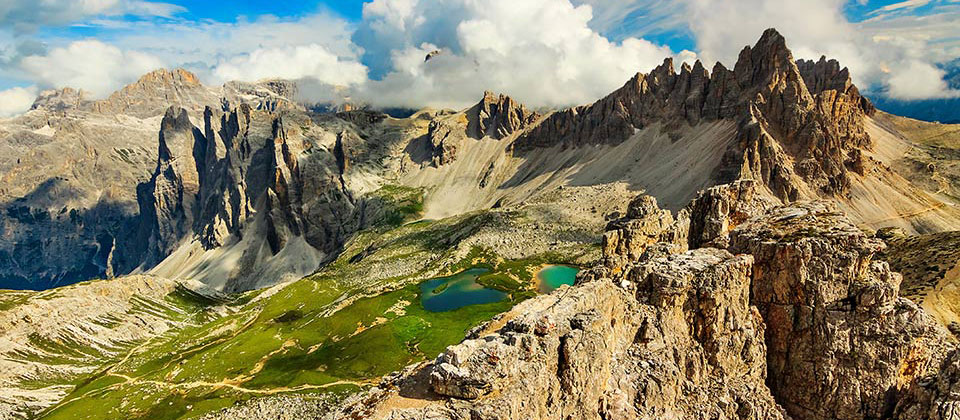 Un piccolo laghetto di montagna tra le cime delle Dolomiti italiane