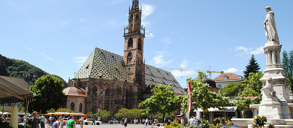 Piazza Walther a Bolzano con vista duomo