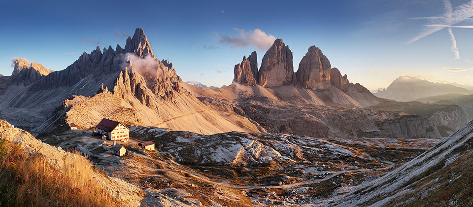 Vista nitida delle Tre cime di Lavaredo immerse nel cielo azzurro