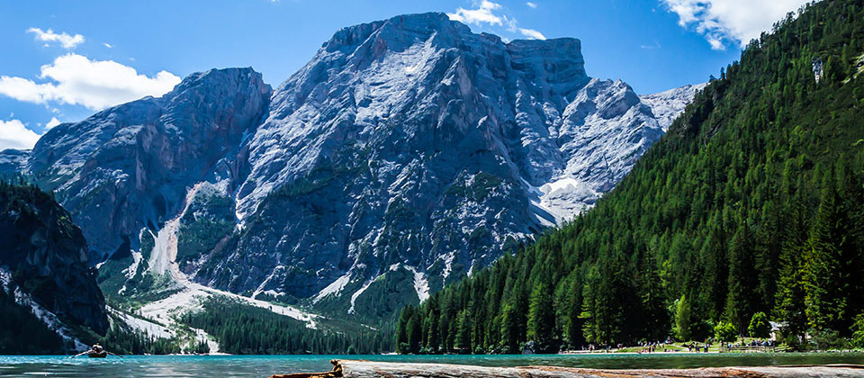 Lago di Braies in Val Pusteria tra cime innevate e boschi