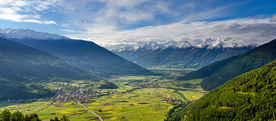 Panorama dall'alto della verdissima Val Venosta