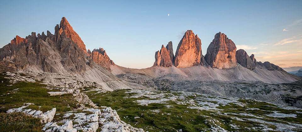 Tramonto alle Tre Cime di Lavaredo avvolge le cime di rosa