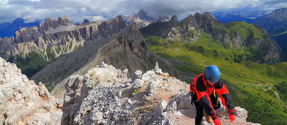 Bergsteiger genießt die Sicht der italienischen Alpen in Südtirol