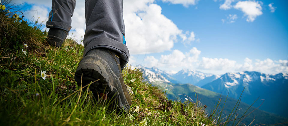 Detailansicht von Wanderschuhen bei einer Wanderung durch Südtirols Alpen
