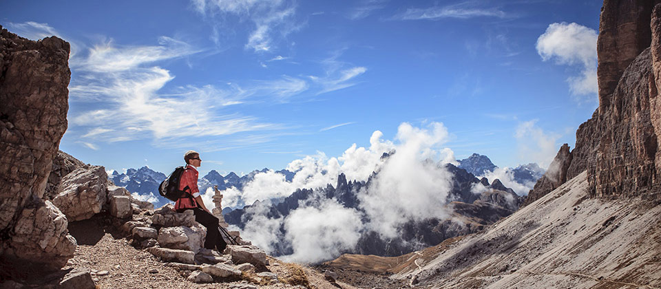 Bergwanderer beim Ausruhen in den von der Sommersonne geküssten Dolomiten