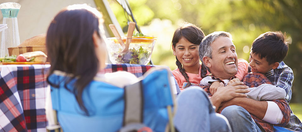 Eine glückliche Familie in einem Camping in Südtirol beim Genießen der Sommertage