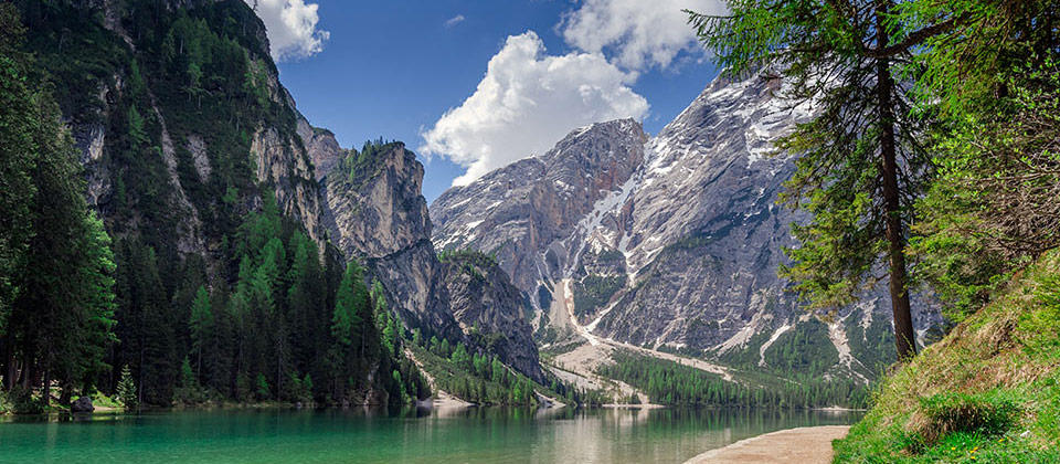 Der Pragser Wildsee umgeben von Bergen und Wäldern