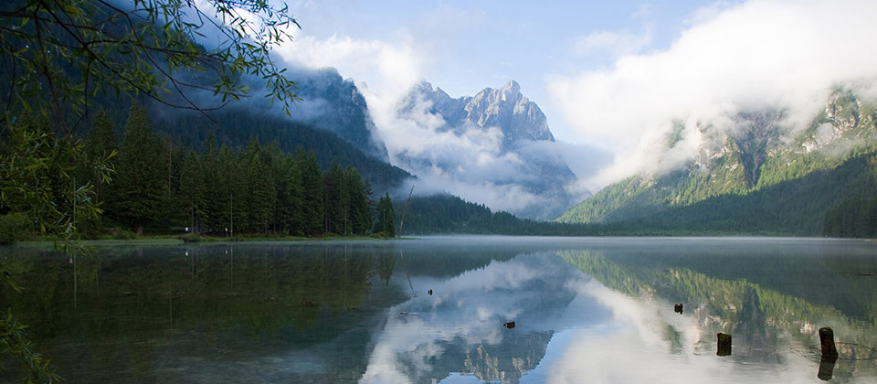 Il lago di Dobbiaco in Val Pusteria immerso tra cime di montagna