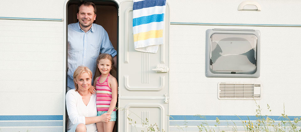 Famiglia che posa per una foto davanti al loro camper